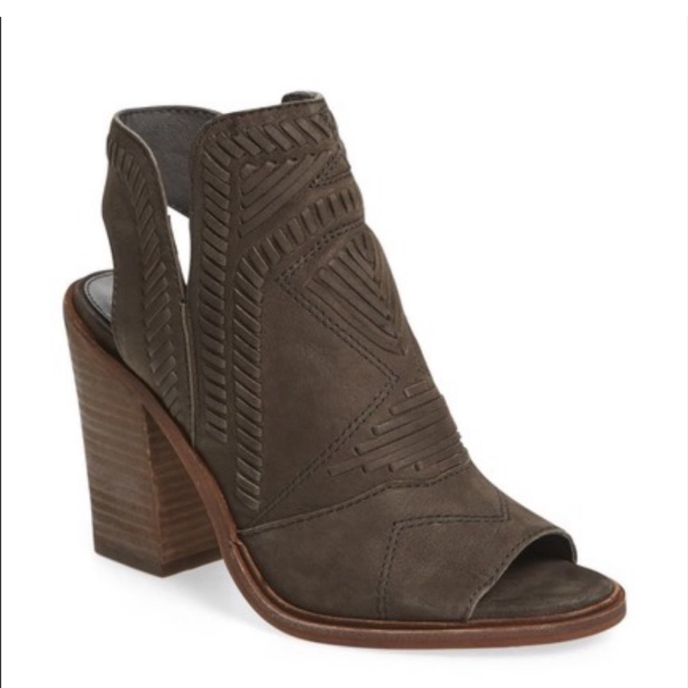 VINCE CAMUTO ‘Karinta’ Leather Peep Toe Bootie Heels Graystone NWT | Size 7